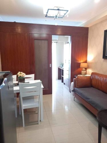 Shore Residence Pool view Mall of Asia