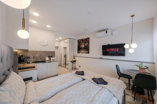 Old Town - Bajor Studios - Self Check-in and Parking