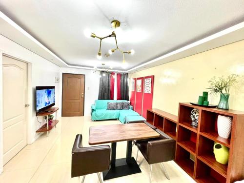 One Oasis Condo 2 Bedroom Free Pool & Wifi Beside SM City Mall