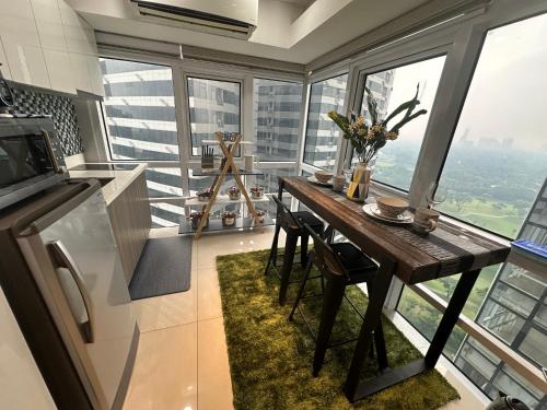 Modern Chic 2BR with Panoramic Golf View in BGC