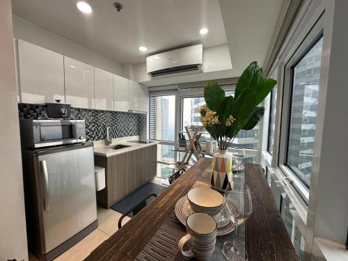 Modern Chic 2BR with Panoramic Golf View in BGC