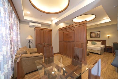 Paragon Hotel & Suites