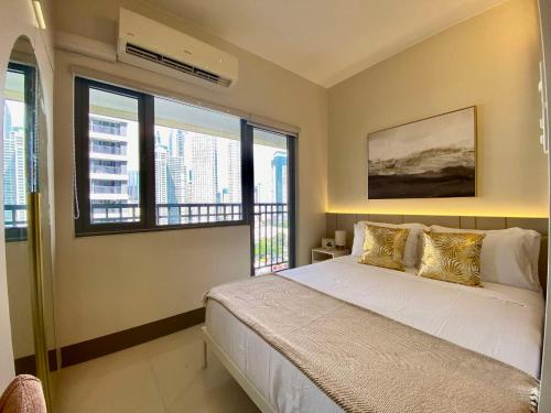 Casa Eleganza at Fame Residences - 1BR corner unit, CBD, Gym, Pool, WiFi, Great View