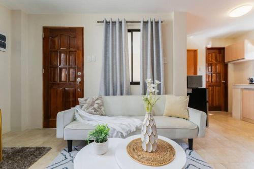 Furnished 3BR Townhouse Near Cebu IT Park with Parking, Fast WiFi, Netflix and More