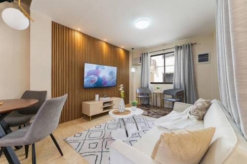 Furnished 3BR Townhouse Near Cebu IT Park with Parking, Fast WiFi, Netflix and More