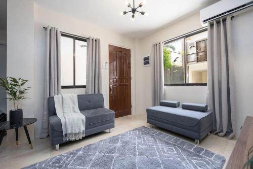 Whole 3BR Furnished Townhouse Near Cebu IT Park with Parking, Fast WiFi, Netflix and More