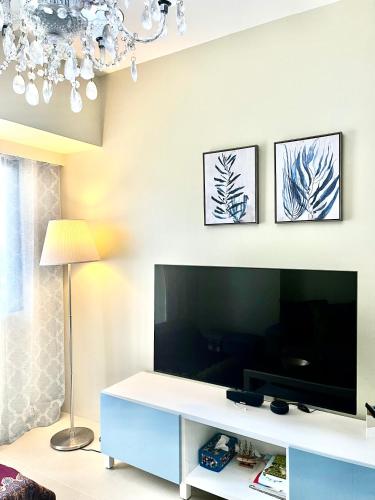 Wanderlust Getaway at Serin East Tagaytay hi-flr, balcony & own parking