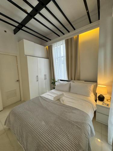 Minimalist Luxury Spacious 1 Bedroom in Burgos Circle