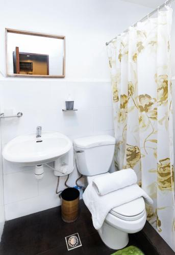 Homey and Cozey Poblacion Makati S01