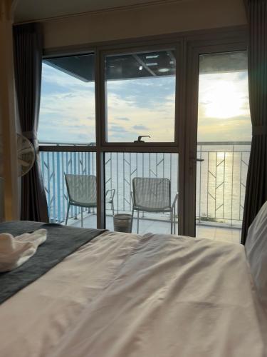 Panoramic Seaview 2BR Near Airport Facing the Bay - 7g