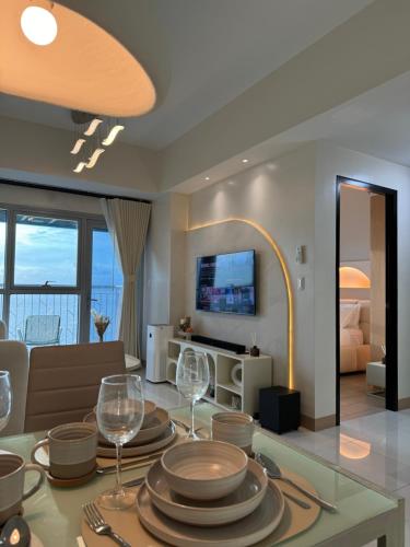 Panoramic Seaview 2BR Near Airport Facing the Bay - 7g