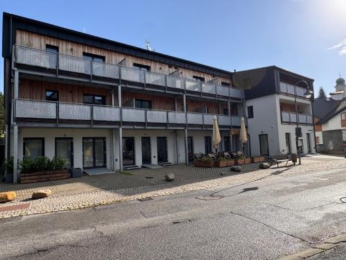 Luxusní Apartmán GRAND v centru Harrachova se soukromou Mega terasou, s privátním parkováním zdarma, s možností dobíjení wallbox EV a výhledem na Harrachovský kostelíček