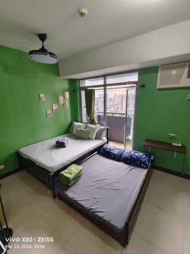 Cubao Manhattan Heights Residential Condo TB30N - High Floor Studio with Balcony City View, Pool, Netflix, 5-Min Walk to the Araneta Coliseum Gateway Mall SM - Staycations by SMS