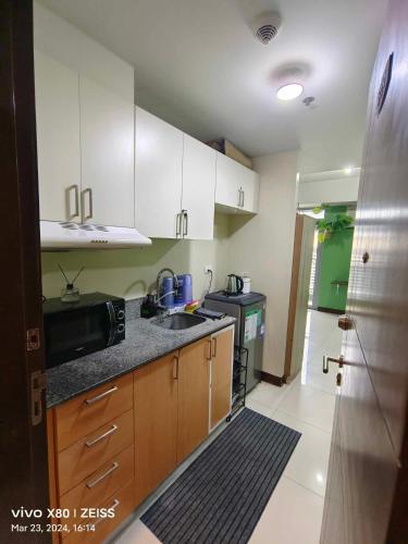 Cubao Manhattan Heights Residential Condo TB30N - High Floor Studio with Balcony City View, Pool, Netflix, 5-Min Walk to the Araneta Coliseum Gateway Mall SM - Staycations by SMS