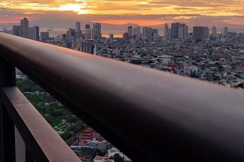 Amazing 1 bedroom with pool, gym and stunning view at heart of Makati