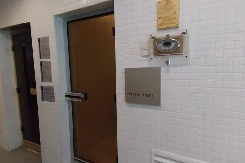 Amazing 1 bedroom with pool, gym and stunning view at heart of Makati