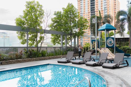 Cubao Manhattan Heights Residential Condo TC10N - Bright Studio with Pool, Balcony - Next to AliMall and SM - Walking Distance to Araneta Coliseum and Gateway Mall in Cubao Quezon City - Staycations by SMS