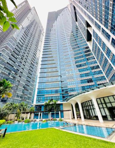 Cosy 1BR Uptown BGC with Balcony and Swimming Pool