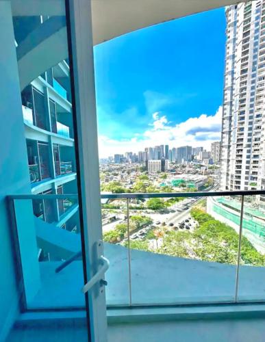 Cosy 1BR Uptown BGC with Balcony and Swimming Pool