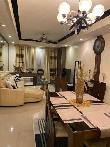 Elegant 2BR, 2 BA Suite Beside Eastwood Mall