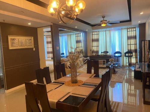 Elegant 2BR, 2 BA Suite Beside Eastwood Mall