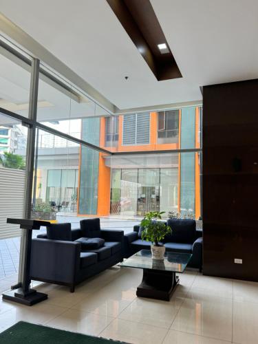 Mi Casa - Cozy Studio with FREE access to Fitness Centre, swimming pool and stunning City View located near the CBD of Ortigas, Makati, BGC