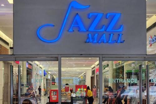 Cozy Makati Condo Getaway with balcony