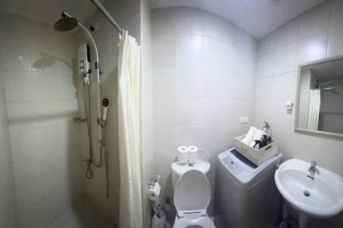 Cozy Makati Condo Getaway with balcony