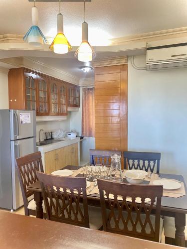 Budget Family 2BR Fast Wifi Free Pool beside SM Mall
