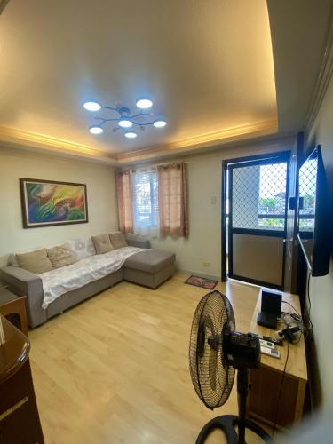 Budget Family 2BR Fast Wifi Free Pool beside SM Mall