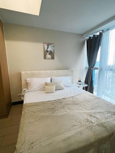 Uptown BGC Deluxe Stay