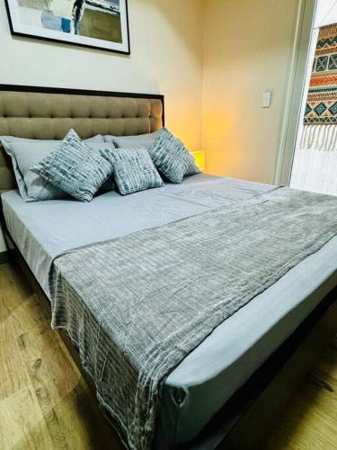10G Cozy Condo at Park McKinley West near Venice Mall