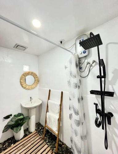 Spacious Studio w AC Central Area near Beach