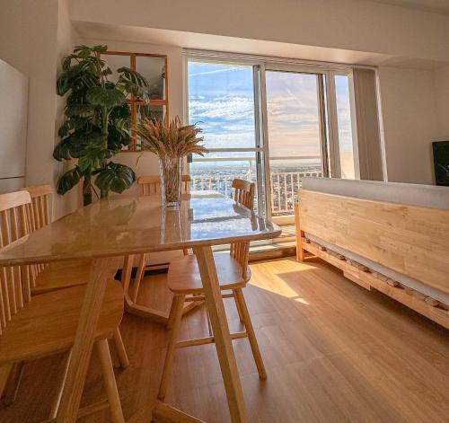 Spacious 1BR with Sunset view at The Celandine