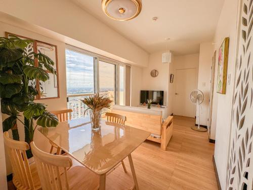 Spacious 1BR with Sunset view at The Celandine