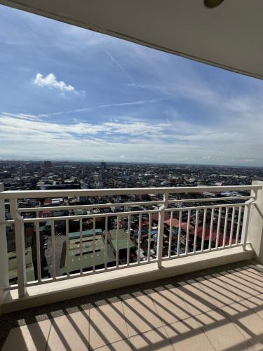 Spacious 1BR with Sunset view at The Celandine