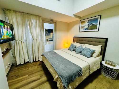 10G Cozy Condo at Park McKinley West near Venice Mall