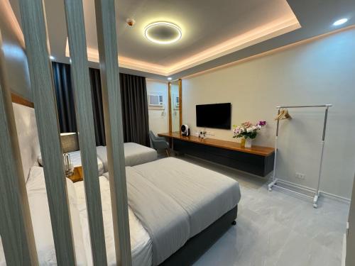 Twin Hearts Residences - RMB Suite Room 217
