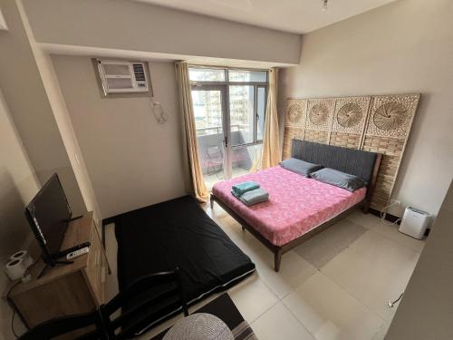 Cubao Manhattan Heights Residential Condo TC10N - Bright Studio with Pool, Balcony - Next to AliMall and SM - Walking Distance to Araneta Coliseum and Gateway Mall in Cubao Quezon City - Staycations by SMS
