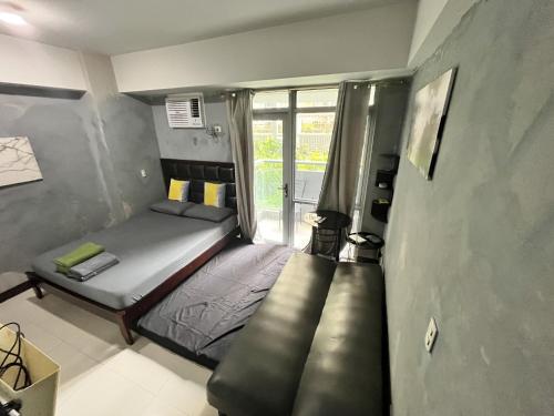 Cubao Manhattan Heights Residential Condo TA4N - Low Floor Studio with Pool & Balcony, 5 Mins Walk to Gateway Mall & Araneta Coliseum LRT MRT Cubao Quezon City - Staycations by SMS