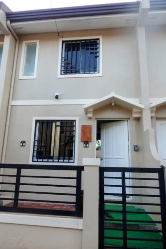 Vinta with Netflix and Vinyl Player and Washer