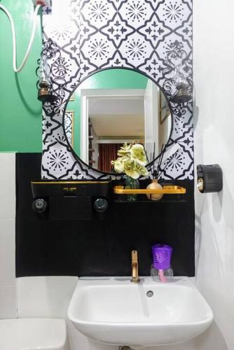 Vinta with Netflix and Vinyl Player and Washer