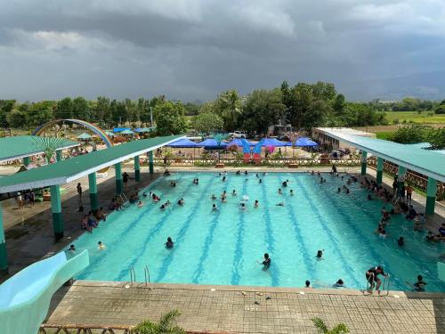 IZZY RIVERFRON RESORt