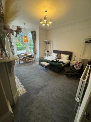2 Bed ground floor apartment, sleeps 4 with free parking