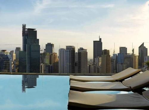 Staycation in Makati, Gramercy 56th flr, facing the city and Rockwell