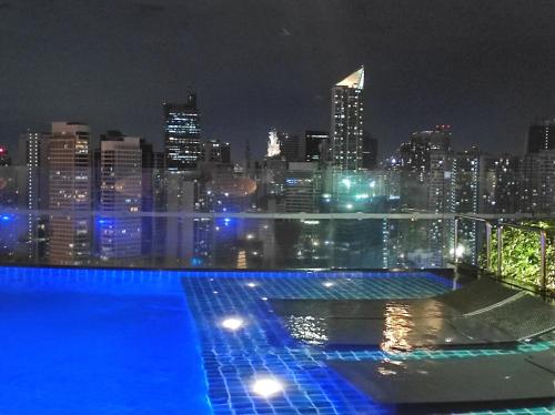 Staycation in Makati, Gramercy 56th flr, facing the city and Rockwell