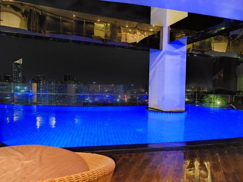 Staycation in Makati, Gramercy 56th flr, facing the city and Rockwell