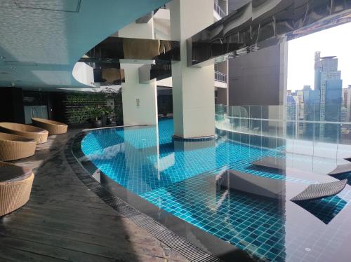 Staycation in Makati, Gramercy 56th flr, facing the city and Rockwell