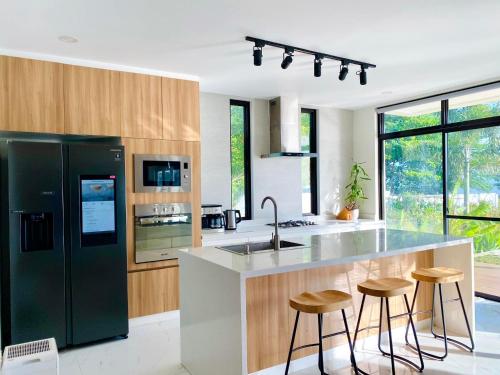 The Modern Lake House