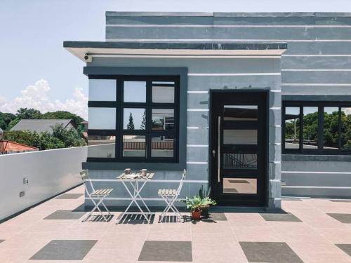 1BR Tropical Penthouse for 4 guests, near beach